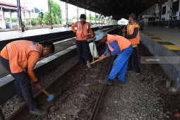 Penggantian Penambat Rel Kereta Api Keropos