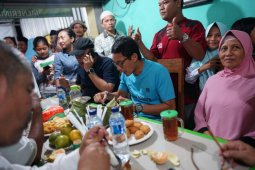Sandiaga Uno Nikmati Makan Malam di Warung Rakyat Ngawi