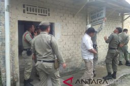 Satpol PP Bangka cabut plang panti pijat