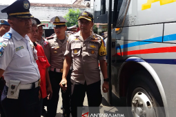 Petugas Gabungan Situbondo Tes Urine Sopir Bus