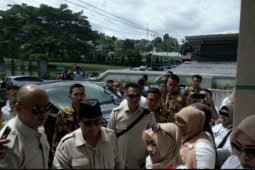 Massa riuh sambut Prabowo di Masjid Alfatah Ambon