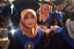 Anak petani renta ini jadi lulusan terbaik di fakultasnya