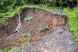 Terkendala akses jalan, Basarnas cari korban longsor Sukabumi secara manual