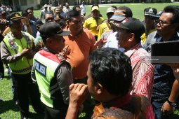 Unjuk Rasa Kepala Desa Kediri