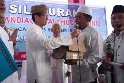 Terharu, Sandiaga Uno dapat sumbangan dana kampanye dari ulama, milenial dan emak-emak