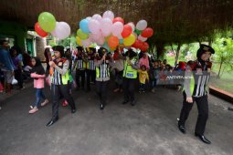 Polisi Berbagi Keceriaan dengan Anak-anak di KBS