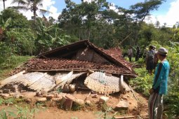 Sebuah Rumah Warga di Ponorogo Mendadak Roboh