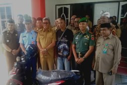 Bupati beri motor untuk korban jembatan ambruk