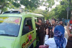 Kajati tempel stiker peringati hari anti korupsi