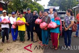 Bupati beri bingkisan natal bagi petugas kebersihan