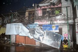 Angin kencang landa Bogor, sejumlah pohon patah dan bangunan rusak