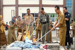 Disdukcapil Penajam kembali Musnahkan KTP Tidak Terpakai