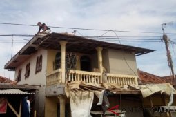 Warga Cirebon terdampak puting beliung bersihkan puing