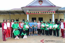 Kapolres Tapteng berikan bantuan sosial kepada 25 petugas DLH