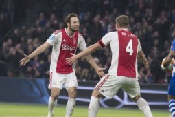 Blind minta semua pemain Ajax menandatangani bola trigolnya