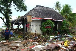 Warga Pantai Carita masih mengungsi di gunung