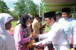 Bupati serahkan bingkisan kepada kaum duafa