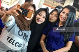 Hebohkan Royal Plaza, Artis Caleg NasDem Bagi-Bagi Mawar