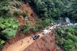 BPBD: Longsor Sitinjau seret tiga mobil