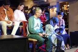 Tangis Haru Sang Ibu Saat Pemutaran Video Klip Nike Ardilla