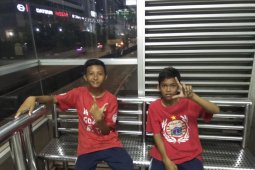 Pendukung cilik Persija tertinggal rombongan setelah nonton pertandingan