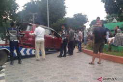 Ertiga merah tabrak pagar Tugu Keris