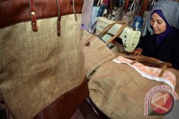 Jangan gunakan kantong plastik di DKI, nanti kena denda