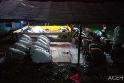 Masyarakat berkemah di lahan bekas tsunami