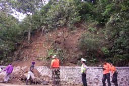 Akibat Longsor,  Jalur Jember-Banyuwangi di Gumitir Sempat Macet