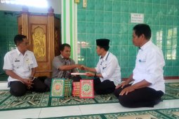 Bupati serahkan 20 mushaf Al Quran pengganti yang dibakar