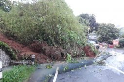 Jalan nasional lintas Malangbong-Bandung tertutup longsor