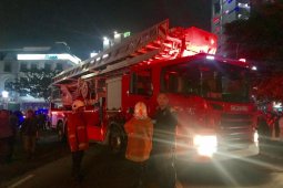 Bantu Evakuasi Jalan Ambles, Pemkot Surabaya Kerahkan "Bronto Skylift" (Video)