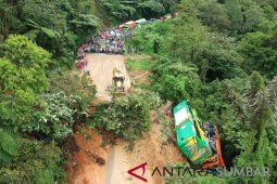 Kendaraan dihantam longsor