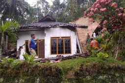 Longsor di Pacitan timbun empat warga