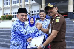 Wali Kota Pangkalpinang berikan penghargaan kepada Kajari Pangkalpinang