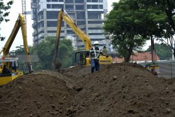 Pengurukan Jalan Ambles di Surabaya Butuh Waktu Tiga-Empat Hari