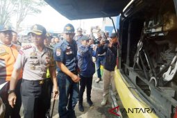 Petugas gabungan periksa kelayakan angkutan umum di Garut