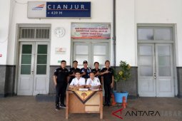 Komunitas railfans Cianjur bantu petugas posko stasiun