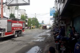Evakuasi truk bawa 15 ton elpiji terguling menunggu crane