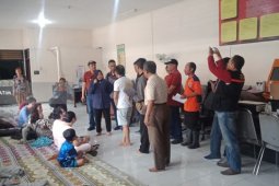 Risma Kunjungi Warga Korban Kebakaran di Kampung Kapasan Dalam