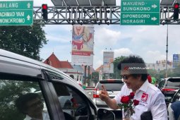 Ingatkan Bahaya HIV/AIDS, TKD Jatim Bagikan Mawar