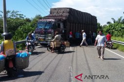 Truk rusak di tengah jalan, lintas Banda Aceh-Meulaboh macet dua jam