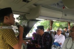 Caleg Golkar Berangkatkan Warga Kota Surabaya Ziarah Wali