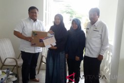 Bupati Labura bantu mahasiswi yatim
