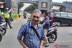 Pendukung kecewa karena Ahok keluar dari pintu belakang