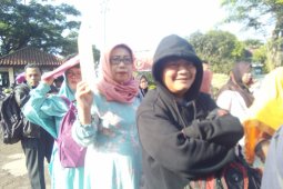 Ratusan warga manfaatkan hari libur buat paspor