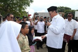 Gubernur Banten Serahkan Bantuan Perlengkapan Sekolah Bagi Korban Tsunami