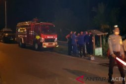 Tiga damkar padamkan api di tumpukan kayu sisa konstruksi