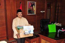 Jelang Lengser, Gus Ipul Kemasi Barang Pribadi di Ruang Kerja