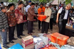 Pemkab Aceh Jaya serahkan bantuan korban kebakaran Lamno